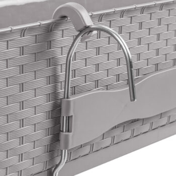 Plastový balkónový kvetináč DRL600PW 59 cm je obdĺžnikový kvetináč s textúrou imitujúcou vypletaný umelý ratan v krásnom prevedení mocca. Jeho súčasťou je praktická priehradka, ktorá sa postará o správne zavlažovanie rastlín. Predlžuje čas, počas ktorého je pôda vlhká, šetrí vodu menším odparovaním…