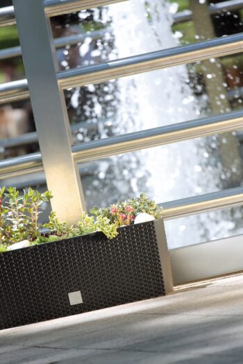 Elegantným, estetickým a funkčným doplnkom Vašej záhrady, terasy, balkónov či interiéru sa stane štýlový samozavlažovací plastový kvetináč DRTC500 50 cm. Vyznačuje sa svojou neprehliadnuteľnou textúrou imitujúcou vypletaný prírodný ratan a vďaka jeho rozmerom (ŠxHxV): 51,4x19,2x18,6 cm…