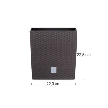 DRTS225L 22,5 cm je nízky, hranatý plastový kvetináč, ktorý sa vyznačuje svojou neprehliadnuteľnou textúrou imitujúcou prírodný ratanový výplet. Bude elegantným, estetickým a funkčným doplnkom Vašej záhrady, terasy, balkónov či interiéru. Rozmery tohto jedinečného doplnku sú (ŠxHxV): 22,3x22,3x22,8…