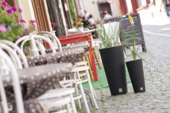 DRTUS200 20 cm je vysoký, štíhly plastový kvetináč, ktorý sa vyznačuje svojou neprehliadnuteľnou textúrou imitujúcou prírodný ratanový výplet. Bude elegantným, estetickým a funkčným doplnkom Vašej záhrady, terasy, balkónov či interiéru. Rozmery tohto jedinečného doplnku sú (ŠxHxV): 20x20x38,1 cm…