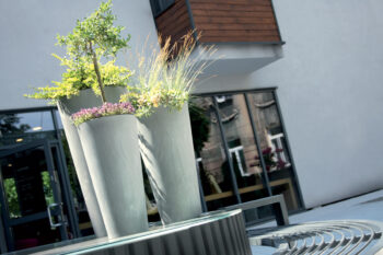 Veľmi moderný a originálny dizajn so sebou, k Vám do interiéru, či záhrady prináša plastový kvetináč DTUS200E 20 cm. Materiál použitý na jeho výrobu je vysokokvalitný plast, ktorý je odolný voči UV žiareniu a poveternostným vplyvom. Vyznačuje sa nízkou váhou a jednoducho sa udržiava. Jeho súčasťou…