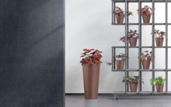 Veľmi moderný a originálny dizajn so sebou, k Vám do interiéru, či záhrady prináša plastový kvetináč DTUS250C 25 cm. Materiál použitý na jeho výrobu je vysokokvalitný plast, ktorý je odolný voči UV žiareniu a poveternostným vplyvom. Vyznačuje sa nízkou váhou a jednoducho sa udržiava. Jeho súčasťou…