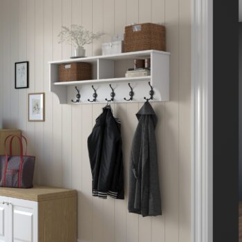 Vešiakový panel DUA – škandinávsky štýl pre vašu predsieňVešiakový panel DUA je elegantným a praktickým riešením pre vašu predsieň. Vďaka jednoduchému škandinávskemu dizajnu v bielej farbe prináša do priestoru moderný a čistý vzhľad.Hlavné vlastnosti vešiakového panelu DUA:Materiál: melamín a VT laminát – odolný a ľahko udržiavateľný.Rozmery: 37,2 x 120 x 22,2 cm – kompaktný a priestorovo úsporný.Farba: čisto biela, ktorá sa hodí do každého interiéru.Vybavenie: praktická odkladacia polica pre klobúky, tašky alebo dekorácie.Štýl: škandinávsky, zameraný na jednoduchosť a funkčnosť.Dodávame v demontovanom stave s prehľadným montážnym návodom.Vešiakový panel DUA je ideálnym doplnkom pre organizáciu kabátov, búnd a ďalších nevyhnutností. Vďaka svojej praktickej polici a elegantnému vzhľadu vytvorí v predsieni útulný a usporiadaný priestor.Vytvorte štýlovú a funkčnú predsieň s vešiakovým panelom DUA!