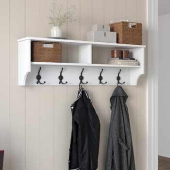 Vešiakový panel DUA – škandinávsky štýl pre vašu predsieňVešiakový panel DUA je elegantným a praktickým riešením pre vašu predsieň. Vďaka jednoduchému škandinávskemu dizajnu v bielej farbe prináša do priestoru moderný a čistý vzhľad.Hlavné vlastnosti vešiakového panelu DUA:Materiál: melamín a VT laminát – odolný a ľahko udržiavateľný.Rozmery: 37,2 x 120 x 22,2 cm – kompaktný a priestorovo úsporný.Farba: čisto biela, ktorá sa hodí do každého interiéru.Vybavenie: praktická odkladacia polica pre klobúky, tašky alebo dekorácie.Štýl: škandinávsky, zameraný na jednoduchosť a funkčnosť.Dodávame v demontovanom stave s prehľadným montážnym návodom.Vešiakový panel DUA je ideálnym doplnkom pre organizáciu kabátov, búnd a ďalších nevyhnutností. Vďaka svojej praktickej polici a elegantnému vzhľadu vytvorí v predsieni útulný a usporiadaný priestor.Vytvorte štýlovú a funkčnú predsieň s vešiakovým panelom DUA!