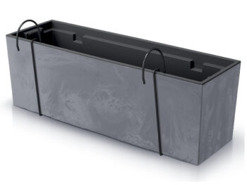 Jednoduchý tvar a elegancia plastového balkonového kvetináča DUC600EW 58 cm v prevedení marengo, s pridaným betónovým efektom, sa bude nádherne vynímať na Vašom balkóne. Jeho súčasťou sú aj kovové háčiky, pomocou ktorých kvetináč jednoducho zavesíte. Je precízne spracovaný, vyrobený z odolného, na…