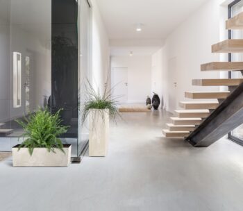 Veľký hranatý plastový kvetináč DUC600TE 60 cm je vhodný na celoročné použitie, či už v interiéri alebo v exteriéri. Vďaka jeho krásnemu prevedeniu v tmavosivej farbe, ktoré imituje betón, sa bude dokonale vynímať na terase, záhrade, balkóne či v obývačke alebo všade tam, kde si zmyslíte. Je…