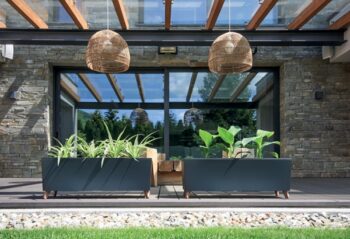 Nebojte sa experimentovať, povoľte uzdu fantázii a vytvorte nádherné podlahové aranžmány kvetov v obývačke, na terase alebo všade tam, kde Vás v interiéri a exteriéri napadne a kde sa Vám to práve hodí. Plastový kvetináč na nožičkách DUC800N 77 cm v nádhernom prevedení biela, je veľmi moderný,…