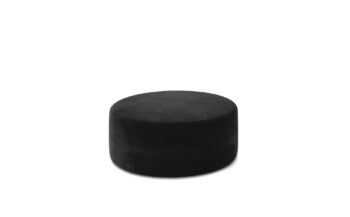 Štýlový a vysoko kvalitný taburet DUMO v guľatom tvare sa bude vynímať v každom modernom priestore. Hodí sa ako skvelý doplnok k sedacej súprave, alebo poslúži ako miesto na sedenie či relaxáciu.Určite oceníte jeho pohodlný sedák vyplnený kvalitnou HR penou, čo zabezpečí priedušnosť, elasticitu a vysoký komfort sedenia. Rám je vyrobený z kvalitnej LTD dosky. Sedadlo je potiahnuté kvalitnou látkou odolnou voči oderu a vyblednutiu v odtieni Monolith 48. Taburet je zo spodnej strany doplnený o nenápadné 2 cm nožičky.Rozmery:- šírka: 75 cm,- výška: 42 cm,- hĺbka: 75 cm.