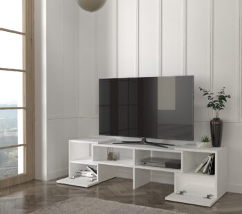 TV stolík DUOS je jednoduchý a nenáročný v priestore. Zaujme Vás predovšetkým svojim variabilným usporiadaním, keďže je možné ho uložit aj do rohu aj k stene. Disponuje úložným priestorom za spodnými vyklápacími dvierkami a okolo dvierok sa rozprestiera voľný odkladací priestor na rôzne dekorácie, knihy alebo napríklad na príslušenstvo, ktoré sa hodí mať hneď pri televízii, napríklad DVD prehrávač či PlayStation. Farebné prevedenie: biela matnáMateriál: 18 mm LTD hranené PVC páskouRozmery rovného stolíka: š 141 x h 32 x v 39 cmDodávame v demonte. 
