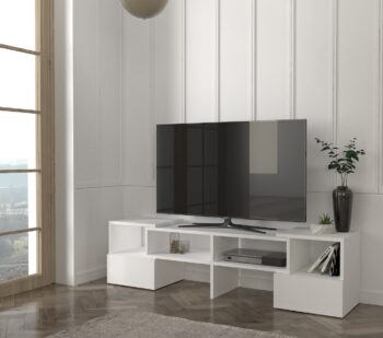 TV stolík DUOS je jednoduchý a nenáročný v priestore. Zaujme Vás predovšetkým svojim variabilným usporiadaním, keďže je možné ho uložit aj do rohu aj k stene. Disponuje úložným priestorom za spodnými vyklápacími dvierkami a okolo dvierok sa rozprestiera voľný odkladací priestor na rôzne dekorácie, knihy alebo napríklad na príslušenstvo, ktoré sa hodí mať hneď pri televízii, napríklad DVD prehrávač či PlayStation. Farebné prevedenie: biela matnáMateriál: 18 mm LTD hranené PVC páskouRozmery rovného stolíka: š 141 x h 32 x v 39 cmDodávame v demonte. 