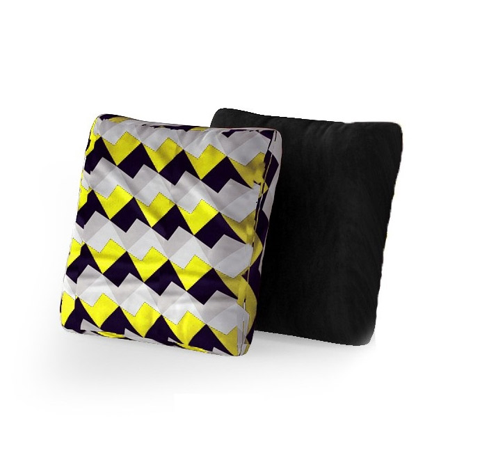 Dekoratívny set 2 ks vankúšov čierny Dekoračný set dvoch kusov vankúšov, ktorý decentne zvýrazní Vašu sedačku, posteľ či pohovku. Vankúše poskytujú oporu a zvyšujú pohodlie pri sedení i ležaní, čo oceníte pri každom ich použití.Vankúšiky sú obalené kvalitnou látkou v prevedení Zigzag 53/ Kronos 07. Zo zadnej strany majú zips, ktorý umožňuje jednoduché odňatie a pranie obliečok. Vnútro vankúšov je tvorené PUR penou.Rozmer (š/v/h): 45 x 45 x 5 cm.