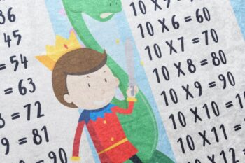 Detský koberec s motívom detí a malej násobilky Šírka: 160 cm | Dĺžka: 220 cm