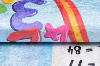 Detský koberec s motívom detí a malej násobilky Šírka: 160 cm | Dĺžka: 220 cm