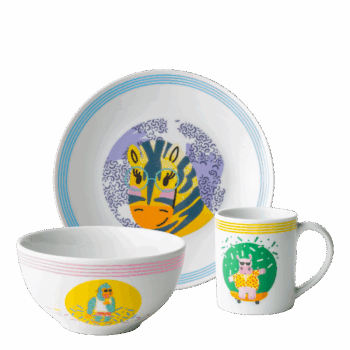Detský porcelánový set Jungle Patrol prináša podmanivý svet džungle priamo na jedálenský stôl. Krášlia ho ilustrované zvieratá vrátane odvážnej zebry, veselého hrocha a mocnej gorily, ktoré sú pripravené sprevádzať deti na dobrodružnej kulinárskej ceste. Vďaka kvalitnému a odolnému porcelánu je riad praktický a bezpečný na každodenné použitie. Hladký, glazovaný povrch sa ľahko a jednoducho čistí. Set obsahuje plytký tanier na hlavné jedlá, misku na polievku alebo cereálie a pohár s uškom.