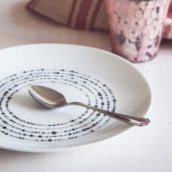 Jednoduché línie s umeleckým šmrncom. Set porcelánových plytkých tanierov z línie Basic Dots je vhodný na predjedlo, dezerty či chuťovky. Moderný bodkový vzor na bielom porceláne dodáva šmrnc do každej kuchyne. Je vhodný do umývačky riadu, aj mikrovlnnej rúry.