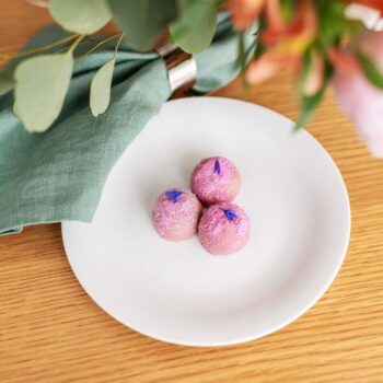 Set porcelánových plytkých tanierov z línie Basic Chic vhodný na predjedlo, dezerty či chuťovky. Elegantný detail letokruhov na bielom porceláne môžete použiť na každú príležitosť. Je vhodný do umývačky riadu aj mikrovlnnej rúry.