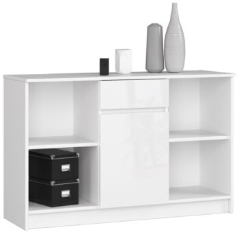 Komoda B52-120 - Elegancia a priestor v harmónii Introdukujeme B52-120, modernú a dizajnovú komodu, ktorá predstavuje ideálnu kombináciu estetiky a funkcionalitu. S rozmermi 77 x 120 x 40 cm sa perfektne hodí do každej spálne či obývačky, ktorá hľadá nádych modernej elegancie.  Typ: Komoda, skrinka Materiál: LTD Farba: Biela s bielym leskom Vybavenie: 1 zásuvka Dekor: Lesk Počet dverí: 1 dverové Počet políc:  6  B52-120 v sebe kombinuje moderný dizajn s praktickosťou. Jedna priestranná zásuvka spoločne so šesťpolcovou skrinkou ponúka dostatok miesta na uloženie všetkého, čo potrebujete. Lesklý dekor dodáva komode luxusný vzhľad, ktorý sa stane ozdobou každého interiéru.