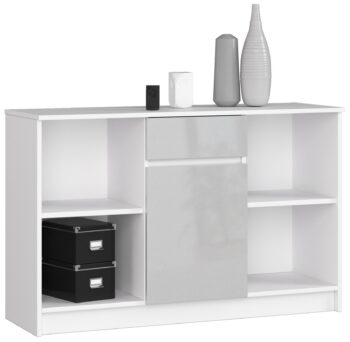 Komoda B52-120 - Prelom modernej elegancie a kovového lesku Predstavujeme B52-120, komodu, ktorá spája sofistikovaný dizajn s kovovým leskom. Biela farba doplnená metalickým leskom vytvára jedinečnú kombináciu, ktorá dodá vašej spálni či obývacej izbe výrazný a moderný vzhľad. Vďaka rozmerom 77 x 120 x 40 cm je ideálny pre tých, ktorí hľadajú kombináciu estetiky a praktickosti.  Typ: Komoda, skrinka < strong>Materiál: LTD Farba: Biela s metalickým leskom Vybavenie: 1 zásuvka Dekor: Lesk Počet dverí: 1 dverové Počet políc: 6  B52-120 nie je len o dizajne. Jej jedna priestranná zásuvka a šesť políc ponúkajú dostatok úložného priestoru pre vaše veci. Metalický lesklý dekor prináša do interiéru dotyk luxusu a stáva sa tak nielen funkčným nábytkom, ale aj skvostným doplnkom vášho domova.