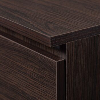 Komoda B52-120: Elegancia a funkčnosť vo farbe wenge Zaujímate sa o nábytok, ktorý je nielen štýlový, ale aj praktický? Predstavujeme B52-120 – modernú komodu, ktorá sa stane skvelým doplnkom do vašej spálne či obývacej izby.  Typ tovaru: Komoda, skrinka Materiál: Odolný LTD Rozmer: 77 x 120 x 40 cm Farba: Hlboký odtieň wenge Vybavenie: 1 praktická zásuvka < strong>Štýl: Moderné a dizajnové prevedenie Počet dverí: 1 dverové, poskytujúce ľahký prístup k vašim veciam Počet políc : 6 - perfektný pre organizáciu a usporiadanie vašich predmetov  Nechajte sa očariť kombináciou dizajnu a praktickosti s komodou B52-120. Zariaďte svoj domov s kusom nábytku, ktorý sa stane nenahraditeľným.