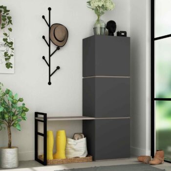 Moderná predsieňová zostava MEILO: Príťažlivá kombinácia antracitu a svetlá mocca Urobte svoj vstupný priestor nezabudnuteľným vďaka elegantnému dizajnu MEILO. Mestský nádych antracitu harmonicky kombinovaný s teplým odtieňom svetlá mocca prináša do vášho domova špičkový dizajn a funkcionalitu.  Typ tovaru: Predsieňová zostava Vhodné do miestnosti: Predsieň Materiál: Vysoko odolný melamín, VT laminát a pevný kov Rozmer: 149 x 109 x 39 cm – ideálny pre moderné aj tradičné priestory Farba: Hlboký antracit doplnený sviežim odtieňom svetlá mocca Vybavenie:< /strong> Plné dvierka, praktické vešiaky a odkladacie police Zostava obsahuje: Tri štýlové skrinky Hrúbka materiálu: 18mm – zaisťuje výnimočnú odolnosť a stabilitu  So zostavou MEILO získa vaša predsieň unikátny charakter, ktorý kombinuje moderný dizajn s klasickým vzhľadom. Nechajte svojich hostí obdivovať váš výnimočný vkus pri každom vstupe do vášho domova!