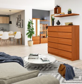 Moderná komoda AGÁTA140 v teplom tóne jelše Predstavujeme AGÁTA140 - komodu, ktorá v sebe skrýva elegancia jelše a funkcionalitu moderného dizajnu. Tento nábytok predstavuje spojenie pôvabu prírodného dreva s moderným strihom, ideálny pre každý interiér.  Typ tovaru: Komoda, skrinka Materiál : Kvalitné a odolné LTD Rozmer: 121 x 138 x 40 cm - priestorovo štedro riešená pre vaše úložné potreby Farba : Teplý a prirodzený odtieň jelša Vybavenie: 6 veľkorysých zásuviek a ďalšie úložné priestory Štýl: Moderné a dizajnový Vzhľad: Vysoká a impozantná komoda  AGÁTA140 je dizajnová komoda, ktorá skvele zapadne ako do obývacej izby, tak do spálne. Jej výrazná štruktúra jelše dodá vášmu interiéru teplý a prívetivý charakter. A vďaka veľkej kapacite zásuviek a úložných priestorov sa stane nielen štýlovým, ale aj praktickým doplnkom vášho domova. Zvoľte kvalitu, štýl a funkčnosť v jednom - zvoľte komodu AGÁTA140. >