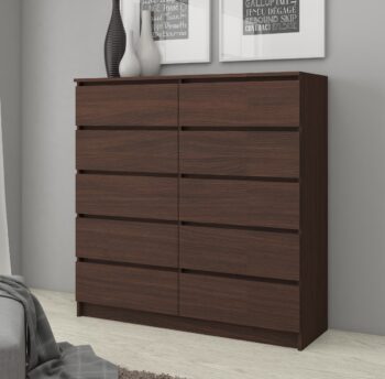 Komoda ĽUDÚŠKA120: Elegantná tmavosť wenge v modernom dizajne Predstavujeme vám ĽUDÚŠKA120 - vysokú komodu, ktorá kombinuje eleganciu tmavého wenge s moderným dizajnom. Toto majstrovské dielo nábytkového umenia je ideálne pre každú spálňu i obývaciu izbu, kde sa stane nielen praktickým, ale aj štýlovým prvkom vášho interiéru.  Typ tovaru: Komoda, skrinka Materiál: Vysoká kvalita LTD Rozmer: 121 x 120 x 40 cm Farba: Elegantný wenge Vybavenie: 6 priestranných zásuviek a ďalšie úložné priestory Štýl: Moderné, dizajnové Vzhľad: Vysoká, dominujúca komoda  Dajte svojmu interiéru nádych luxusu a funkčnosti s komodou ĽUDÚŠKA120. Jej dokonalé spracovanie a dizajn vás určite očarí na mnoho rokov.