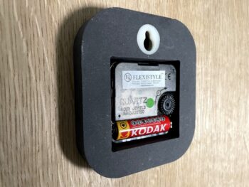 Dizajnové nástené hodiny v kombinácii dreva a čiernej farby 40 cm