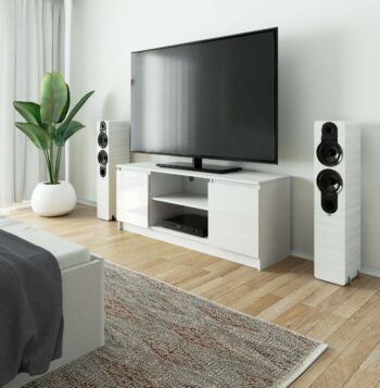 TV stolík ROMANA140: Biela elegancia s lesklým dokončením ROMANA140 predstavuje vrchol moderného dizajnu v kombinácii s funkčnosťou. Luxusný biely lesk dodáva tomuto TV stolíku výnimočný vzhľad, ktorý sa stane skvostným doplnkom každej obývacej izby.  Typ tovaru: TV stolík Materiál: LTD Rozmery: 55 x 140 x 40 cm Farba: biela + biely lesk  Vybavenie: dvierka plné (skrinka) Štýl: moderné, dizajnové  Dekor: lesk Počet políc: 2  ROMANA140 nielenže exceluje v dizajne, ale vďaka priestranným dvierkam a dvom políciam ponúka aj dostatok úložného priestoru pre vaše audiovizuálne zariadenie a doplnky.