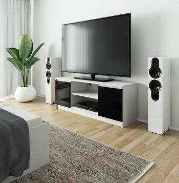 TV stolík ROMANA140: Moderná elegancia v kombinácii bielej a čierneho lesku ROMANA140 je dokonalým spojením bielej a čierneho lesku, čo vytvára harmonický kontrast vhodný do každej obývačky. Jeho lesklý dekor pôsobí moderne a zároveň elegantne, čo dokonale doplní vaše interiérové vybavenie.  Typ tovaru: TV stolík Materiál:  LTD Rozmery: 55 x 140 x 40 cm Farba: biela + čierny lesk Vybavenie: dvierka plné (skrinka) Štýl: moderné, dizajnové Dekor:< /strong> lesk Počet políc: 2  Vďaka svojim prvkom a farbe je ROMANA140 ideálnou voľbou pre tých, ktorí chcú kombinovať moderný design s funkčnosťou. Čierny lesklý dekor dopĺňa neutrálnu bielu farbu, čo znamená, že sa tento kus nábytku ľahko hodí do rôznych interiérov.
