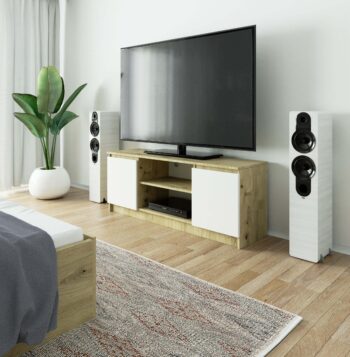TV stolík ROMANA140: Elegancia dreva dub artisan kombinovaná s čistou bielou TV stolík ROMANA140 kombinuje eleganciu odtieňa duba artisan s čistou bielou farbou, čo ho robí dokonalým doplnkom pre moderné obývacie izby. Jeho dizajnový a zároveň praktický dizajn spĺňa očakávania aj tých najnáročnejších užívateľov.  Typ tovaru: TV stolík Materiál: LTD Rozmery: 55 x 140 x 40 cm Farba: dub artisan + biela Vybavenie: dvierka plné (skrinka) Štýl: moderné, dizajnové Počet políc: 2  Stolček ROMANA140 nielenže esteticky obohatí vaše obytné priestory, ale vďaka plným dvierkam a dvom praktickým policam ponúkne dostatok úložného priestoru pre televízne prístroje, ovládače a ďalšie doplnky.