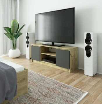 TV stolík ROMANA140: Spojenie dreva dub Artisan a moderného grafitom TV stolík ROMANA140 predstavuje dokonalú harmóniu medzi tradičným vzhľadom dreva dub Artisan a moderným grafitom. Tento dizajnový kúsok sa skvele hodí do každej obývačky, ktorá si zakladá na modernom štýle s nádychom klasiky.  Typ tovaru: TV stolík  Materiál: LTD Rozmery: 55 x 140 x 40 cm Farba: dub Artisan + grafit Vybavenie: dvierka plné (skrinka) Štýl: moderné, dizajnové < strong>Počet políc: 2  Stolček ROMANA140 ponúka nielen štýlový vzhľad, ale aj praktické dvierka a dve police pre úložný priestor. Ideálne pre tých, ktorí hľadajú kombináciu funkčnosti a estetiky v jednom produkte.