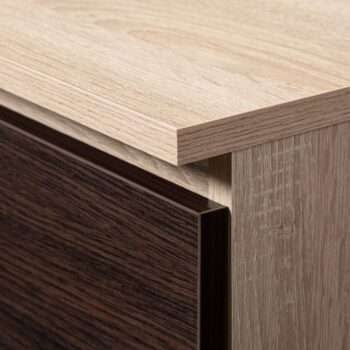 TV stolík ROMANA140: Elegantná kombinácia duba Sonoma a wenge Objavte modernú krásu s TV stolom ROMANA140. Prirodzený vzhľad duba Sonoma v kombinácii s hlbokým tónom wenge dodáva tomuto stolíku jedinečný a súčasný charakter, ktorý sa dokonale hodí do každej obývačky.  Typ tovaru: TV stolík< /li> Materiál: LTD Rozmery: 55 x 140 x 40 cm Farba:  dub Sonoma + wenge Vybavenie: dvierka plné (skrinka) Štýl: moderné, dizajnové Počet políc: 2  ROMANA140 nielenže zaujme svojím dizajnom, ale tiež skvele splní svoju funkciu. Vďaka dvierkam a dvom políciam ponúka dostatok miesta na uloženie všetkých vašich mediálnych zariadení a doplnkov.