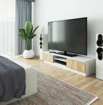 Moderný TV stolík ROMANA160 v kombinácii bielej a dubu Sonoma Uvedieme vám ROMANA160 – TV stolík, ktorý spája moderný dizajn s klasickým vzhľadom duba Sonoma. S jeho bielymi prvkami a dreveným dekorom Sonoma sa stane neprehliadnuteľným doplnkom vašej obývačky.  Typ tovaru: TV stolík Materiál:  LTD Rozmery: 33 x 160 x 40 cm Farba: biela + dub Sonoma Vybavenie: dvierka plné (skrinka) Štýl: moderné, dizajnové Počet políc:  2  TV stolík ROMANA160 prináša nielen vizuálne atraktívny dizajn, ale aj praktickosť s dvoma policami a plnými dvierkami na skladovanie. Pre tých, ktorí chcú spojiť moderný štýl s teplými tónmi prírodného dreva, je ROMANA160 ideálnou voľbou.