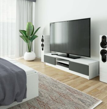 Moderný TV stolík ROMANA160 v kontrastnej kombinácii bielej a grafitu TV stolík ROMANA160 je dokonalým spojením moderného dizajnu a funkčnosti. Kontrastná kombinácia bielej a grafitu dodáva tomuto kúsku nábytku jedinečný a súčasne nadčasový vzhľad.  Typ tovaru: TV stolík Materiál:< /strong> LTD Rozmery: 33 x 160 x 40 cm Farba: biela + grafit < li>Vybavenie: dvierka plné (skrinka) Štýl: moderné, dizajnové Počet políc: 2  Dizajn TV stolíka ROMANA160 zdôrazňuje jeho funkcionalitu. Dve police a priestranné dvierka ponúkajú dostatok úložného priestoru pre vaše multimediálne zariadenia a príslušenstvo. Stolík sa skvele hodí do každej obývacej izby, ktorú si cení kombinácia moderného vzhľadu a praktickosti.
