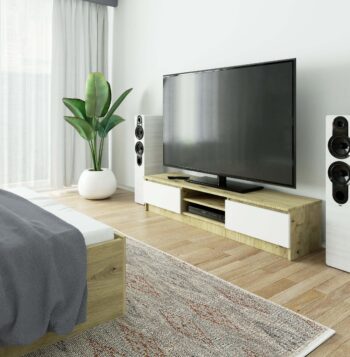 Dizajnový TV stolík ROMANA160 v kombinácii dub Artisan a bielej farby Predstavujeme ROMANA160, moderný TV stolík, ktorý kombinuje eleganciu duba Artisan s čistotou bielej farby. Tento nábytok je ideálnym riešením pre tých, ktorí hľadajú kombináciu funkčnosti a štýlového dizajnu pre svoju obývaciu izbu.  Typ tovaru: TV stolík < strong>Materiál: LTD Rozmery: 33 x 160 x 40 cm Farba: dub Artisan + biela Vybavenie: dvierka plné (skrinka) Štýl: moderné, dizajnové Počet políc: 2  Stolček ROMANA160 ponúka dva praktické police a dvierka, za ktorými nájdete dostatok úložného priestoru pre všetky vaše zariadenia a multimediálne potreby. Dokonalý dizajn a funkčnosť v jednom kuse nábytku.