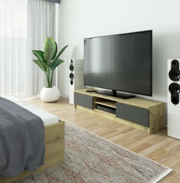 Dizajnový TV stolík ROMANA160 v kombinácii dub Artisan a grafitovej farby Predstavujeme ROMANA160, moderný TV stolík, ktorý kombinuje teplý tón duba Artisan s hĺbkou grafitovej farby. Perfektné riešenie pre všetkých, ktorí chcú pridať do svojej obývačky nádych modernej elegancie.  Typ tovaru: TV stolík Materiál:  LTD Rozmery: 33 x 160 x 40 cm Farba: dub Artisan + grafit Vybavenie: dvierka plné (skrinka) Štýl: moderné, dizajnové Počet políc:  2  Stolík ROMANA160 je vybavený dvoma funkciami policami a plnými dvierkami, za ktorými sa skrýva dostatok priestoru na uloženie vašich multimediálnych zariadení. Kombinácia štýlu a praktickosti v jednom kuse nábytku.