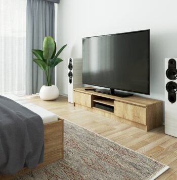 Moderný TV stolík ROMANA160 v elegantnej farbe duba Sonoma Predstavujeme ROMANA160 – TV stolík, ktorý sa vyznačuje elegantným dizajnom a prírodným vzhľadom duba Sonoma. Toto spojenie dodá vašej obývačke sofistikovaný a zároveň útulný vzhľad.  Typ tovaru: TV stolík Materiál: LTD Rozmery: 33 x 160 x 40 cm Farba: dub Sonoma Vybavenie: dvierka plné (skrinka) Štýl: moderné, dizajnové Počet políc: 2< /li>  TV stolík ROMANA160 ponúka kombináciu praktickosti a vizuálneho pôvabu. Vďaka dvom policiam a priestranným dvierkam ponúka dostatok miesta na skladovanie. Je ideálnou voľbou pre všetkých, ktorí hľadajú moderný nábytok s klasickým nádychom.