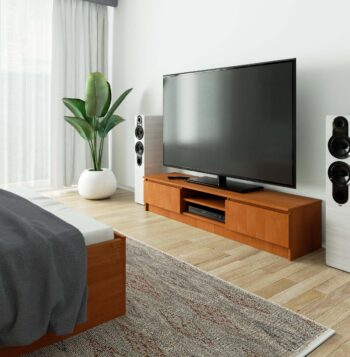 TV stolík ROMANA160: Elegantný dizajn vo farbe jelša TV stolík ROMANA160 predstavuje sofistikovanú kombináciu moderného dizajnu a prírodnej farby jelše. Toto riešenie skvele doplní každú obývaciu izbu, ktorá sa orientuje na modernú estetiku s dotykom prírody.  Typ tovaru: TV stolík  Materiál: LTD Rozmery: 33 x 160 x 40 cm Farba: jelša Vybavenie: dvierka plné (skrinka) Štýl: moderné, dizajnové Počet políc:< /strong> 2  ROMANA160 je nielen vizuálne pôsobivý, ale aj praktický, vďaka priestranným dvierkam a dvom políciam. Perfektne kombinuje funkciu a formu pre tých, ktorí hľadajú štýl a funkcionalitu v jednom.