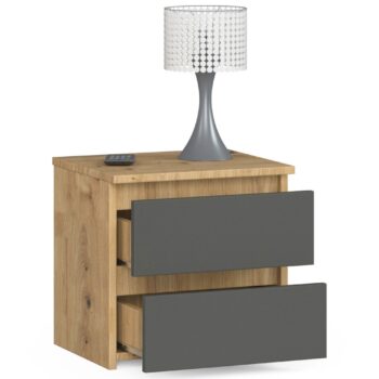 Nočný stolík CALIN40 Objavte CALIN40, nočný stolík, ktorý prináša dokonalú kombináciu elegancie a praktickosti do vašej spálne. Výrazné tóny duba Artisan spoločne s hlbokým grafitom dodajú interiéru sofistikovanosť, zatiaľ čo moderný dizajn a funkčné vlastnosti podčiarknu pohodlie vášho odpočinku. Parametre produktu:  Materiál: LTD - záruka kvality a dlhej životnosti Rozmer: 40 x 40 x 35 cm - ideálna veľkosť pre každú spálňu Farba:< /strong> dub Artisan + grafit - štýlová a univerzálna kombinácia Funkcia: tiché dovieranie - zaručuje pokojné a nerušené noci Vybavenie: 2 zásuvky - priestranné úložné miesto pre všetky vaše potreby Štýl: moderné, dizajnové - dokonale zapadne do súčasných interiérov  Vďaka použitiu materiálu LTD je nočný stolík CALIN40 nielen vizuálne atraktívny, ale aj odolný a ľahko udržiavateľný. Tiché dovieranie zásuviek zaistí, že vaše noci budú naozaj pokojné, bez rušivých zvukov. Dve priestranné zásuvky potom ponúkajú dostatok miesta na uloženie kníh, okuliarov, alebo ďalších potrebných vecí. Obohaťte svoj spánkový priestor o kúsok nábytku, ktorý je nielen krásny na pohľad, ale aj plne funkčný. Objednajte nočný stolík CALIN40 a doprajte si luxus, ktorý si zaslúžite!