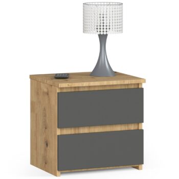 Nočný stolík CALIN40 Objavte CALIN40, nočný stolík, ktorý prináša dokonalú kombináciu elegancie a praktickosti do vašej spálne. Výrazné tóny duba Artisan spoločne s hlbokým grafitom dodajú interiéru sofistikovanosť, zatiaľ čo moderný dizajn a funkčné vlastnosti podčiarknu pohodlie vášho odpočinku. Parametre produktu:  Materiál: LTD - záruka kvality a dlhej životnosti Rozmer: 40 x 40 x 35 cm - ideálna veľkosť pre každú spálňu Farba:< /strong> dub Artisan + grafit - štýlová a univerzálna kombinácia Funkcia: tiché dovieranie - zaručuje pokojné a nerušené noci Vybavenie: 2 zásuvky - priestranné úložné miesto pre všetky vaše potreby Štýl: moderné, dizajnové - dokonale zapadne do súčasných interiérov  Vďaka použitiu materiálu LTD je nočný stolík CALIN40 nielen vizuálne atraktívny, ale aj odolný a ľahko udržiavateľný. Tiché dovieranie zásuviek zaistí, že vaše noci budú naozaj pokojné, bez rušivých zvukov. Dve priestranné zásuvky potom ponúkajú dostatok miesta na uloženie kníh, okuliarov, alebo ďalších potrebných vecí. Obohaťte svoj spánkový priestor o kúsok nábytku, ktorý je nielen krásny na pohľad, ale aj plne funkčný. Objednajte nočný stolík CALIN40 a doprajte si luxus, ktorý si zaslúžite!