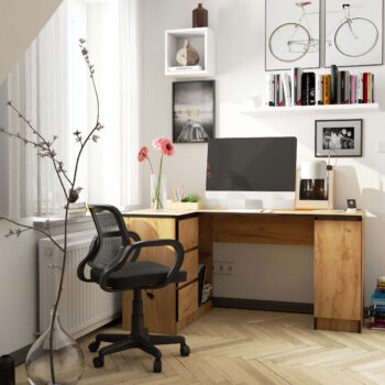 Písací stôl ROMAN155L: Moderná elegancia v odtieni duba Craft  Predstavujeme vám ROMAN155L, písací stôl navrhnutý pre moderné interiéry. Tento stôl kombinuje funkčnosť a dizajn, robiac z neho ideálnu voľbu pre detskú izbu, kanceláriu či pracovňu.   Typ tovaru: Písací stôl Materiál: LTD - záruka kvality a odolnosti Rozmery: 77 x 155 x 85 cm - široká pracovná plocha pre všetky vaše aktivity Farba: Teplý a prírodný odtieň duba Craft Vybavenie: 3 zásuvky na jednoduché a rýchle uloženie všetkých potrebných materiálov Štýl: Moderný a dizajnový - stôl, ktorý dodá miestnosti jedinečný charakter< /li> Tvar: Rohový dizajn pre maximálne využitie priestoru Počet políc: 4 police pre efektívnu organizáciu vašich dokumentov a osobných vecí  Ľavé prevedenie.  Stôl ROMAN155L ponúka nielen praktickosť, ale aj estetickú hodnotu, ktorá z neho robí skvelý doplnok do akéhokoľvek moderného interiéru. Objednajte si ho ešte dnes a zažite kombináciu štýlového designu a funkčnosti.