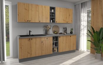 Moderná kuchynská zostava EVA zaujme najmä štýlovým melamínovým povrchom. Dvierka sú vyrobené z kvalitného a odolného MDF materiálu, skrinky disponujú funkciou tichého dovierania.Nožičky sú nastaviteľné, kovové gombíkové úchyty čiernej farby vytvárajú príjemný kontrast s dvierkami vo farbe dub artisan. Korpus z laminovanej dosky je vo farbe antracit.Dolná drezová skrinka EVA 80 ZL 2F BB je dvojdverová a má rozmery (ŠxVxH): 80 x 87 x 52 cm.Súčasťou skrinky nie je drez ani pracovná doska.Vďaka bohatému výberu skriniek z kolekcie EVA si zariadite krásnu a funkčnú kuchyňu podľa vlastných predstáv a potrieb.Dodávame v demonte. 