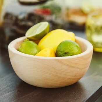 Lipové drevo Servírovacia miska z lipového dreva (priemer 16 cm), ručne opracovaná, impregnovaná minerálnym olejom. Každý kus tohto produktu je originál vzhľadom na štruktúru dreva.
