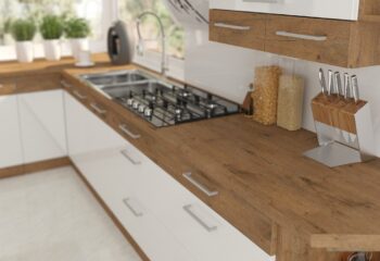 Akciová cena je za tovar skladom.Dvierka na umývačku riadu VIDO sú moderné a elegantné dvierka kuchynského nábytku VIDO. Aj vďaka nim si vytvoríte kuchyňu podľa vašich predstáv. Dvierka sú vyrobené z kvalitných MDF dosiek. Farebné prevedenie je v kontraste dub lancelot a biely lesk. Rukoväť je vyrobená z plastu. Kuchyňa VIDO svojim prevedením poteší všetkých zákazníkov, ktorí majú radi jednoduchosť, praktickosť a zároveň prijateľnú cenu. Je v modernom prevedení s čistými líniami. Je priestranná a funkčná. Vďaka veľkému výberu kuchynského nábytku, ktoré Vido poskytuje, si poskladáte svoju kuchyňu podľa vašich predstáv.