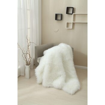 Vychutnávajte si chvíle oddychu s kožušinovou dekou EBONA TYP 1. Pohodlne sa usaďte a užívajte si jej hrejivé objatie. Je obzvlášť príjemná na dotyk a je nadmieru mäkká. Vyrobená je zo 100% polyesteru s výškou vlasu až 6 cm. Hmotnosť vlasu je 1300g/m2 a rozmery deky sú (ŠxD): 150x180 cm. Môžete ňou…