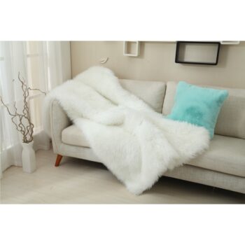 Vychutnávajte si chvíle oddychu s kožušinovou dekou EBONA TYP 1. Pohodlne sa usaďte a užívajte si jej hrejivé objatie. Je obzvlášť príjemná na dotyk a je nadmieru mäkká. Vyrobená je zo 100% polyesteru s výškou vlasu až 6 cm. Hmotnosť vlasu je 1300g/m2 a rozmery deky sú (ŠxD): 150x180 cm. Môžete ňou…