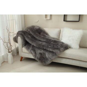 Vychutnávajte si chvíle oddychu s kožušinovou dekou EBONA TYP 5. Pohodlne sa usaďte a užívajte si jej hrejivé objatie. Je obzvlášť príjemná na dotyk a je nadmieru mäkká. Vyrobená je zo 100% polyesteru s výškou vlasu až 6 cm. Hmotnosť vlasu je 1300g/m2 a rozmery deky sú (ŠxD): 150x180 cm. Môžete ňou…