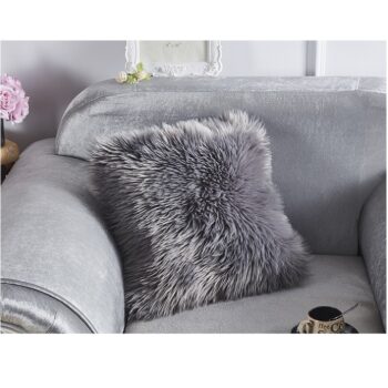 Zmeníte pohľad na oddych. Vankúš EBONA TYP 5 bude Vaším maznáčikom, s ktorým bude relax obohatený pocitom tepla, domova a šťastia. Vankúš v modernej sivej farbe navyše pôsobí veľmi vkusným a estetickým dojmom. Umelá kožušina zo 100% polyesteru Vás neprestane rozmaznávať. Rozmery vankúšika sú (ŠxD):…