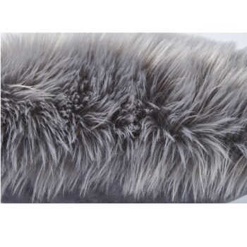 Zmeníte pohľad na oddych. Vankúš EBONA TYP 5 bude Vaším maznáčikom, s ktorým bude relax obohatený pocitom tepla, domova a šťastia. Vankúš v modernej sivej farbe navyše pôsobí veľmi vkusným a estetickým dojmom. Umelá kožušina zo 100% polyesteru Vás neprestane rozmaznávať. Rozmery vankúšika sú (ŠxD):…