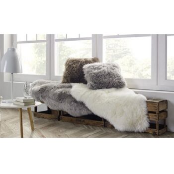 Zmeníte pohľad na oddych. Vankúš EBONA TYP 5 bude Vaším maznáčikom, s ktorým bude relax obohatený pocitom tepla, domova a šťastia. Vankúš v modernej sivej farbe navyše pôsobí veľmi vkusným a estetickým dojmom. Umelá kožušina zo 100% polyesteru Vás neprestane rozmaznávať. Rozmery vankúšika sú (ŠxD):…